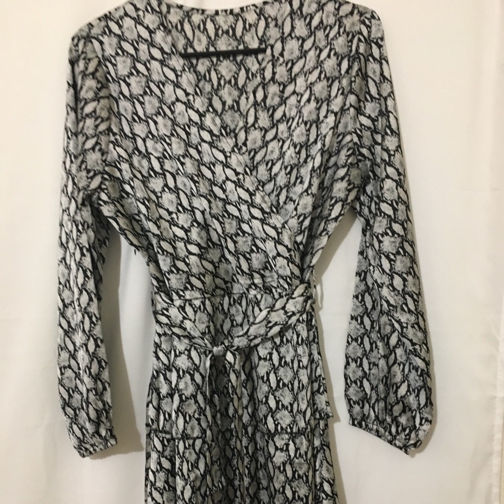 3/$28❤️Snake Print  Dress V neck - Picture 3 of 12